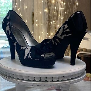 Size 6.5 Michaelangelo Women’s 4” high heel shoes.